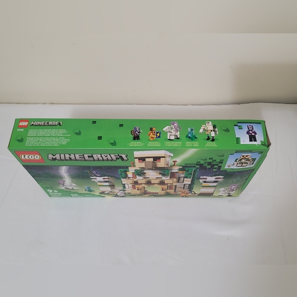 LEGO Minecraft: The Iron Golem Fortress (21250) Brand New - Picture 2 of 11